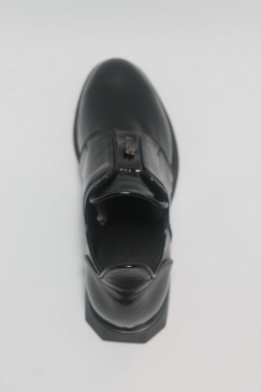 Туфлі натуральний лак шкіра чорні на гумці 2TUF-black